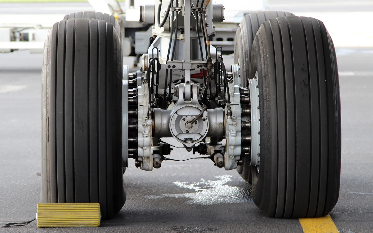 Six circumferential grooves at the B747 tires, to prevent hydroplaining